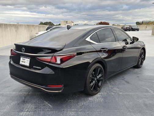 2023 Lexus ES 300h F SPORT Handling