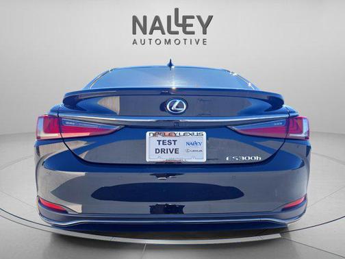 2023 Lexus ES 300h F SPORT Handling