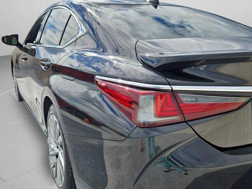 2022 Lexus ES 300h Ultra Luxury