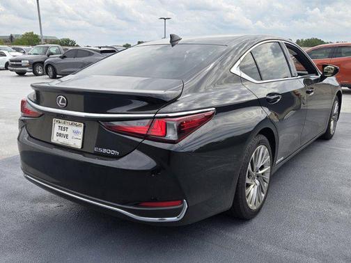 2022 Lexus ES 300h Ultra Luxury