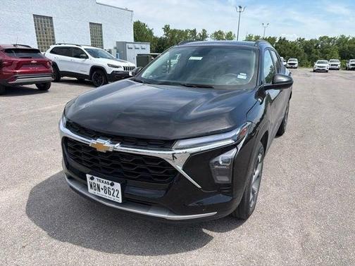 Mosaic Black Metallic 2025 Chevrolet Trax LT