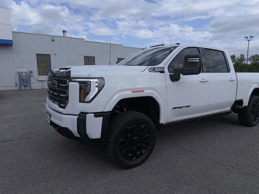 Summit White 2025 GMC Sierra 2500 AT4