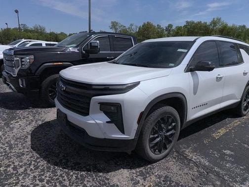 Iridescent Pearl Tricoat 2024 Chevrolet Traverse LT