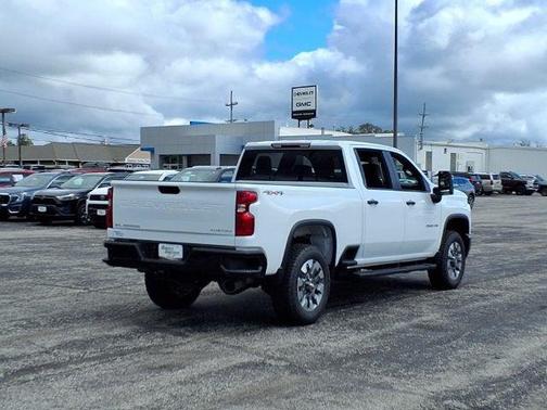 Summit White 2026 Chevrolet Silverado 2500 Custom