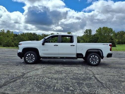 Summit White 2026 Chevrolet Silverado 2500 Custom