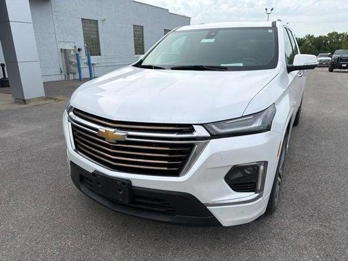 Iridescent Pearl Tricoat 2023 Chevrolet Traverse High Country
