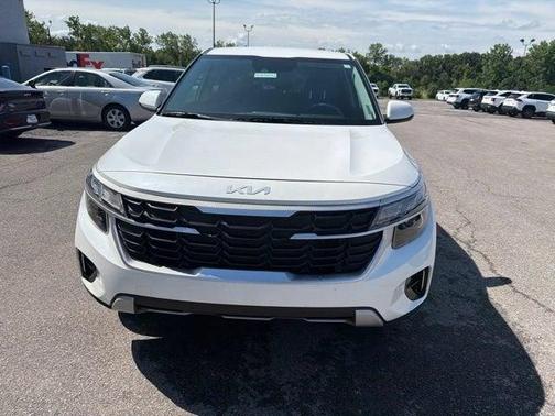 Snow White Pearl 2024 Kia Seltos LX