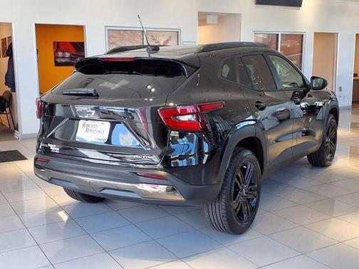 Mosaic Black Metallic 2026 Chevrolet Trax FWD ACTIV