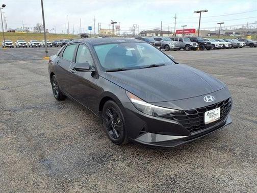 2022 Hyundai ELANTRA SEL
