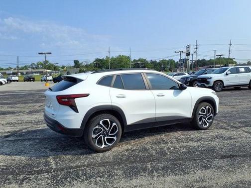 Summit White 2025 Chevrolet Trax FWD 2RS