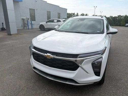 Summit White 2025 Chevrolet Trax LT