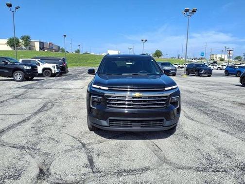 Mosaic Black Metallic 2025 Chevrolet Traverse LT