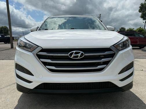 Dazzling White 2018 Hyundai TUCSON SE