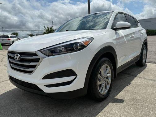 Dazzling White 2018 Hyundai TUCSON SE