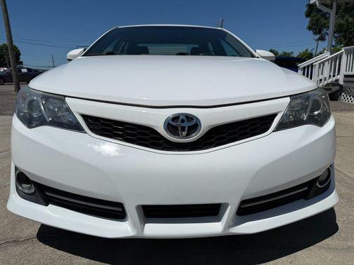 White 2014 Toyota Camry SE