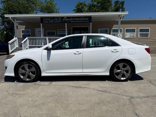 White 2014 Toyota Camry SE