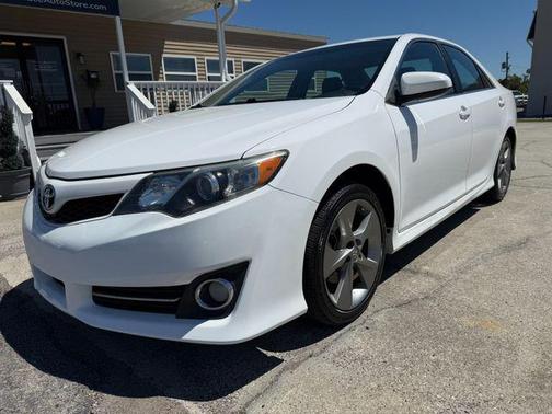 White 2014 Toyota Camry SE