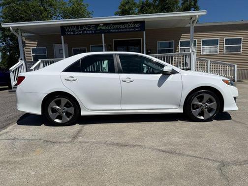 White 2014 Toyota Camry SE