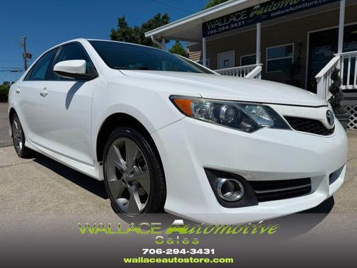 White 2014 Toyota Camry SE
