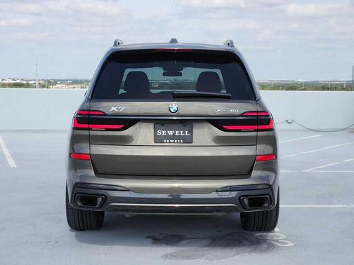 Manhattan Green Metallic 2024 BMW X7 xDrive40i