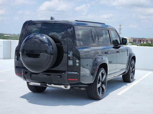 SANTORINI BLACK 2026 Land Rover Defender X-Dynamic SE