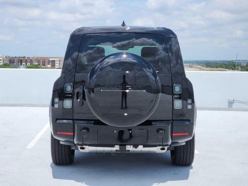SANTORINI BLACK 2026 Land Rover Defender X-Dynamic SE