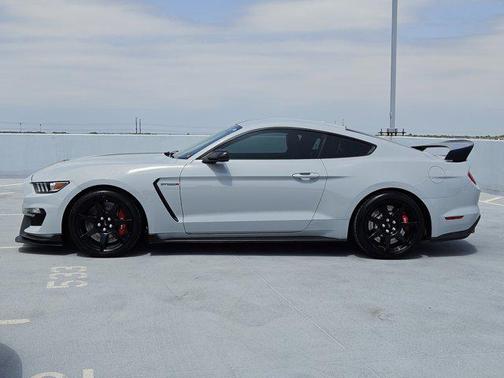 2017 Ford Shelby GT350R Base