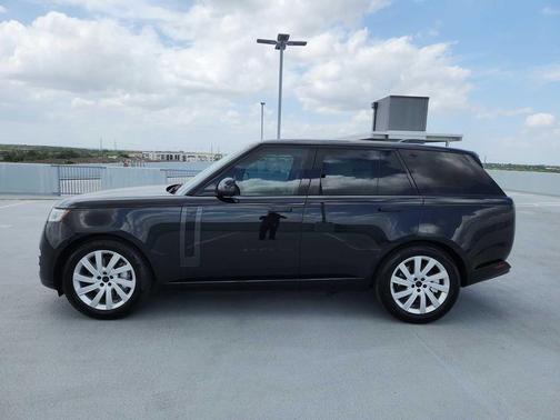 SANTORINI BLACK 2026 Land Rover Range Rover P550e SE