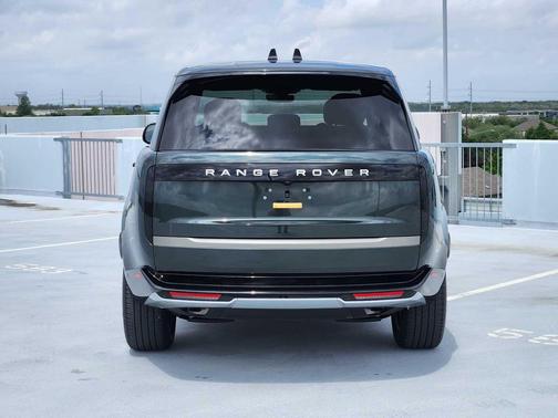 Belgravia Green Metallic 2025 Land Rover Range Rover P400 SE SWB