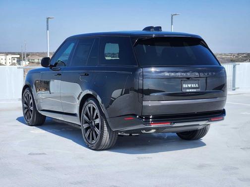 2026 Land Rover Range Rover P550e SE