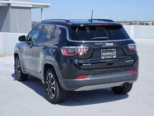 Diamond Black Crystal Pearlcoat 2022 Jeep Compass Limited