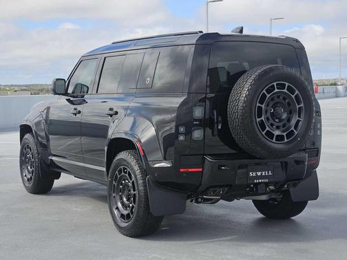 2026 Land Rover Defender P635 OCTA Black