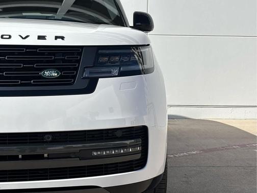 Ostuni Pearl White Premium Metallic 2025 Land Rover Range Rover P400 SE LWB 7 Seat