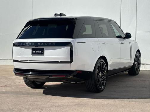 Ostuni Pearl White Premium Metallic 2025 Land Rover Range Rover P400 SE LWB 7 Seat