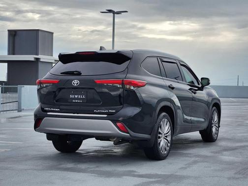 Midnight Black Metallic 2022 Toyota Highlander Platinum