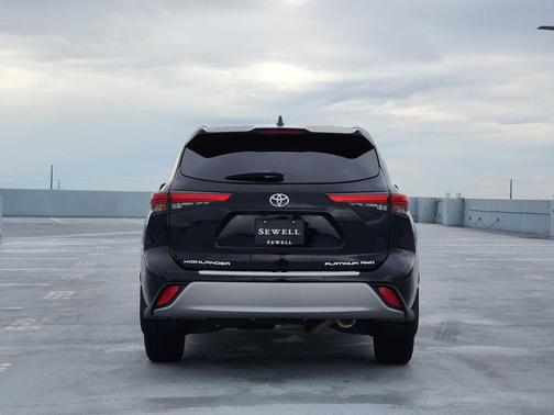 Midnight Black Metallic 2022 Toyota Highlander Platinum