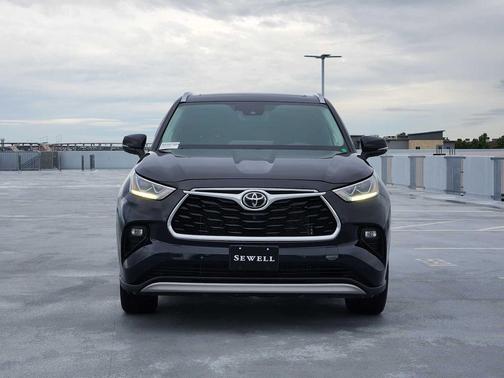 Midnight Black Metallic 2022 Toyota Highlander Platinum