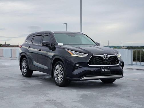 Midnight Black Metallic 2022 Toyota Highlander Platinum