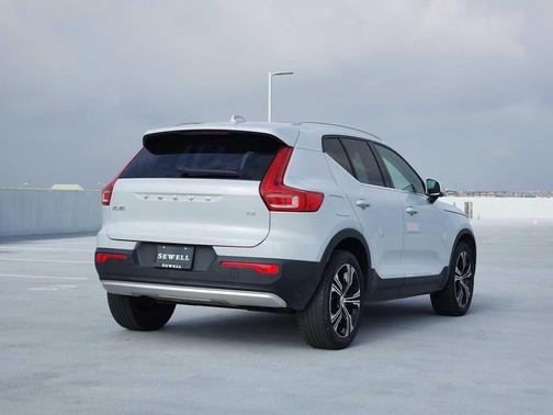 Glacier Silver Metallic 2022 Volvo XC40 T4 Inscription