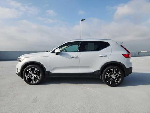 Glacier Silver Metallic 2022 Volvo XC40 T4 Inscription