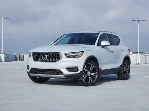 Glacier Silver Metallic 2022 Volvo XC40 T4 Inscription