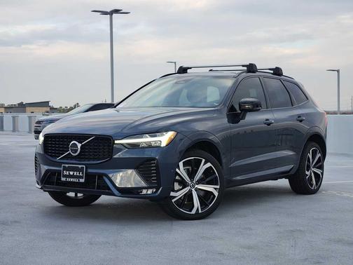 2022 Volvo XC60 B6 R-Design