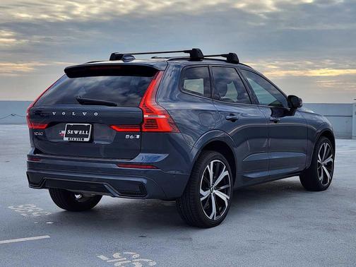 2022 Volvo XC60 B6 R-Design