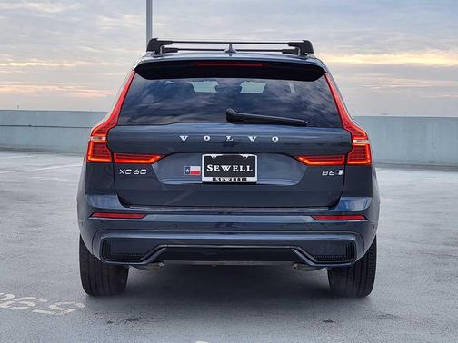 2022 Volvo XC60 B6 R-Design