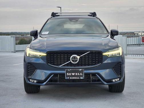 2022 Volvo XC60 B6 R-Design