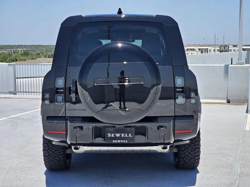 SANTORINI BLACK 2026 Land Rover Defender X-Dynamic SE