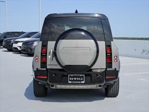 2024 Land Rover Defender 130 P400 X-Dynamic SE