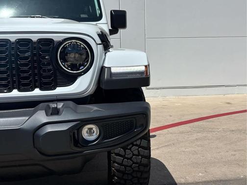 Bright White Clearcoat 2025 Jeep Gladiator Texas Trail