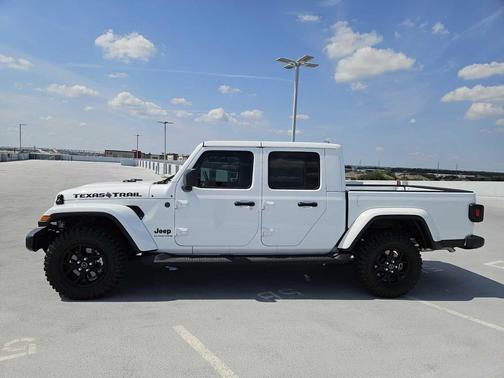 Bright White Clearcoat 2025 Jeep Gladiator Texas Trail