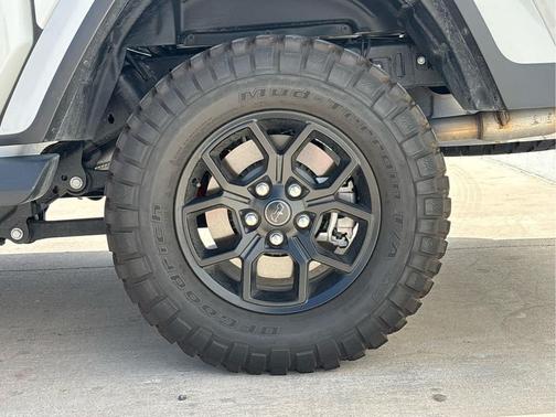 Bright White Clearcoat 2025 Jeep Gladiator Texas Trail